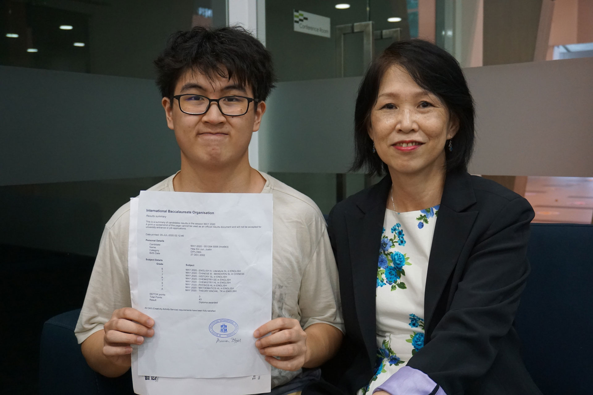 SJIIM’s Top IBDP Scorer, Justin Hew with his proud mother